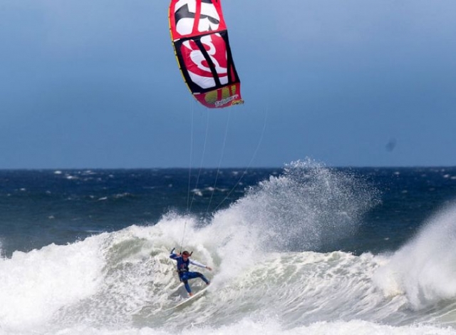 kite entre las olas.jpg